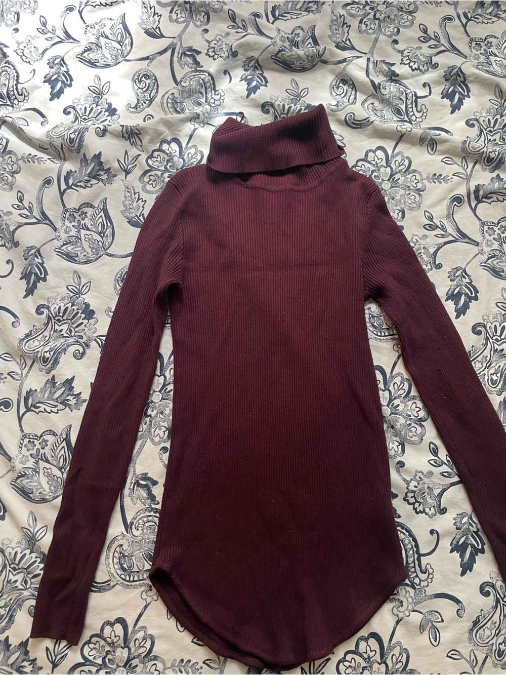 Urban Heritage Ribbed Turtleneck Sweater in Dark Purple/ Burgundy